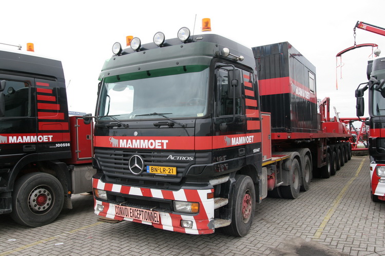 Mammoet Actros mit Ballastauflieger  - Copyright: www.olli80.de