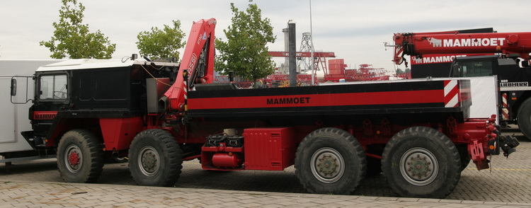 Mammoet MAN 15to milgl A1 br Militär-Zugmaschine mit Fassi Ladekran - Copyright: www.olli80.de