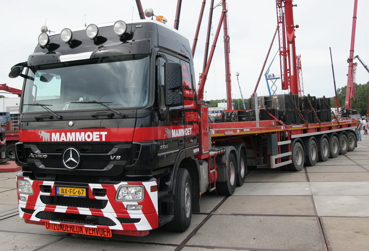 Mammoet MB Actros 3355 mit Nooteboom Ballastuaflieger  - Copyright: www.olli80.de