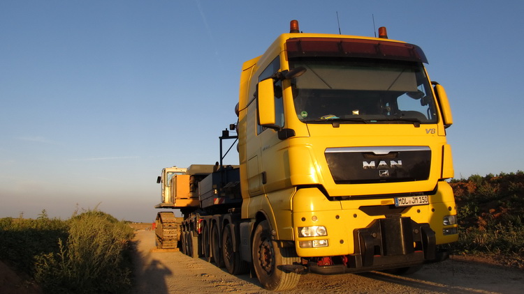 MAN TGX 41.680 mit Faymonville Variomax und Vorwerk Liebherr 974B - Copyright: www.olli80.de