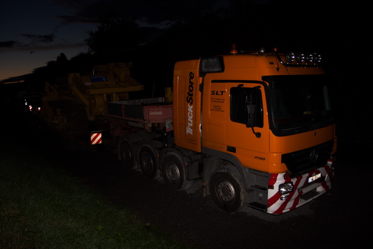 SLT MB Actros mit Komatsu Rohrleger  - Copyright: www.olli80.de