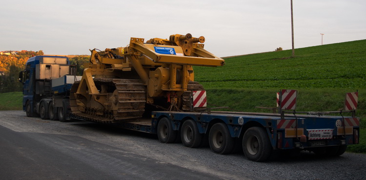 SLT MAN TGX 41.540 mit Faymonville Auflieger und Komatsu Rohrleger - Copyright: www.olli80.de