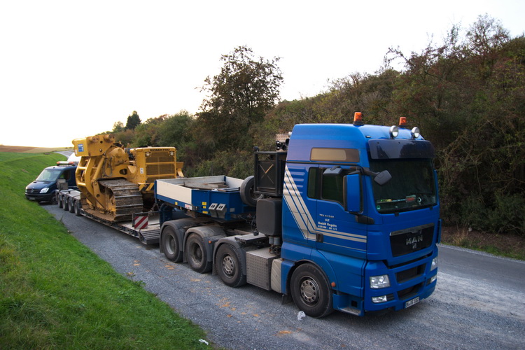 SLT MAN TGX 41.540 mit Faymonville Auflieger und Komatsu Rohrleger - Copyright: www.olli80.de