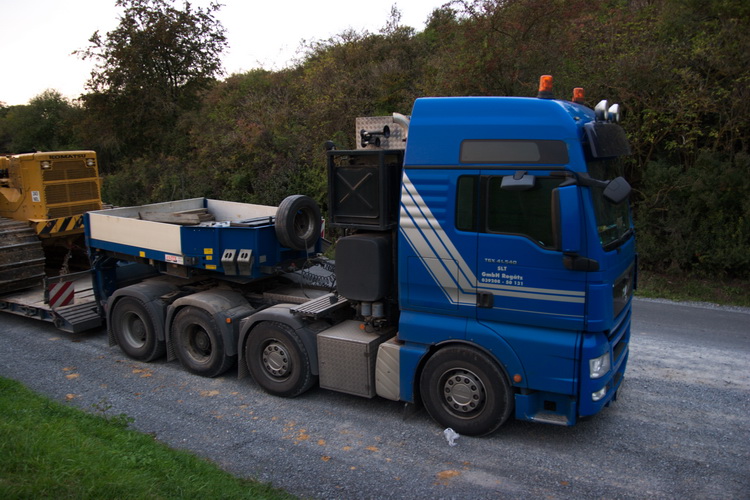 SLT MAN TGX 41.540 mit Faymonville Auflieger und Komatsu Rohrleger - Copyright: www.olli80.de