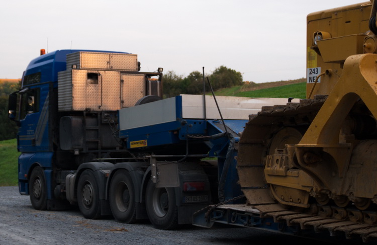SLT MAN TGX 41.540 mit Faymonville Auflieger und Komatsu Rohrleger - Copyright: www.olli80.de