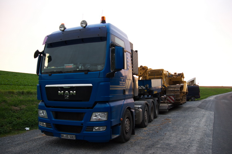SLT MAN TGX 41.540 mit Faymonville Auflieger und Komatsu Rohrleger - Copyright: www.olli80.de