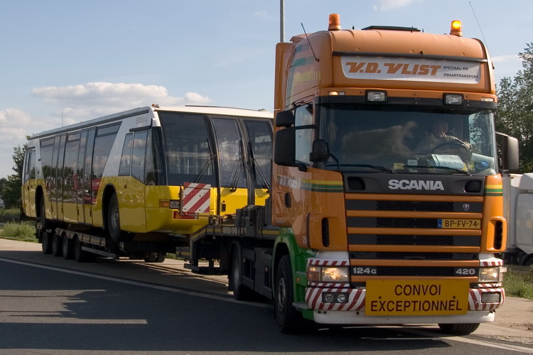 Transport eines Flughafenbusses - Copyright: www.olli80.de