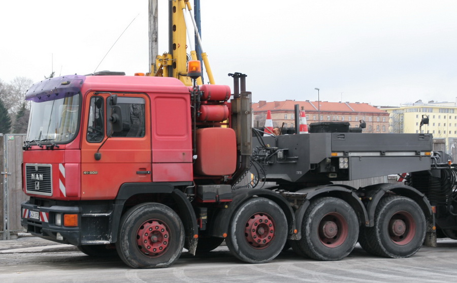 MAN F90 41.502 mit Scheuerle Tiefbettauflieger  - Copyright: www.olli80.de
