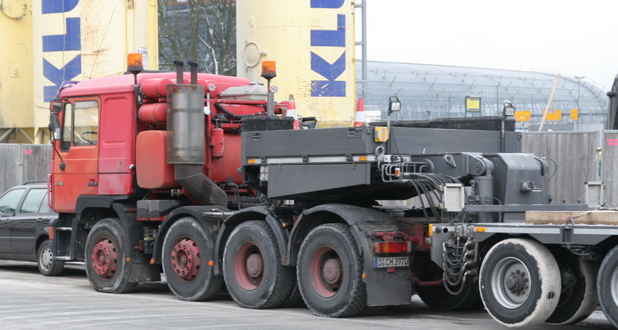 MAN F90 41.502 mit Scheuerle Tiefbettauflieger  - Copyright: www.olli80.de