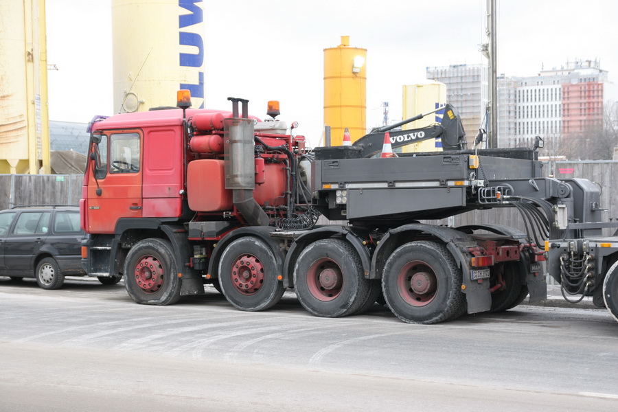 MAN F90 41.502 mit Scheuerle Tiefbettauflieger  - Copyright: www.olli80. de