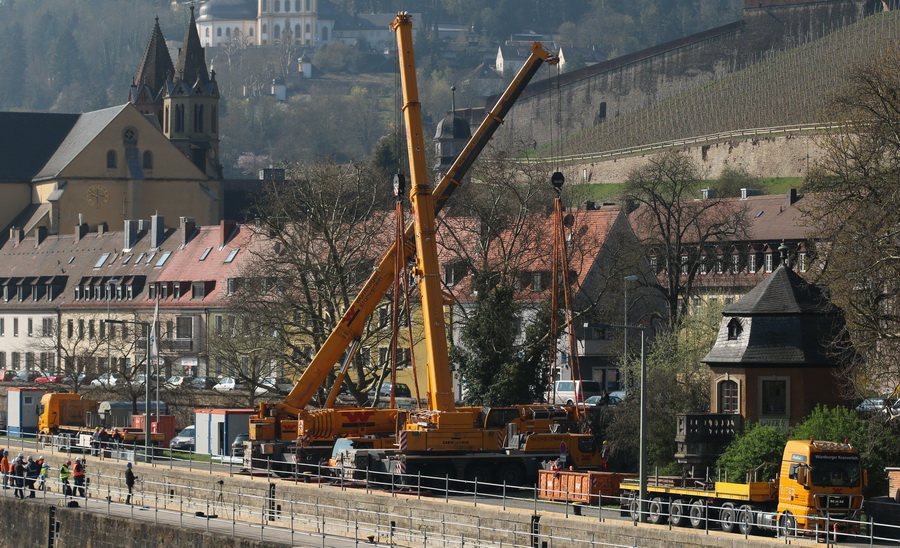 Würzburger Kranverleih LTM 1100/2 + LTM 1220-5.1 + LTM 1130-5.1 - Copyright: www.olli80.de