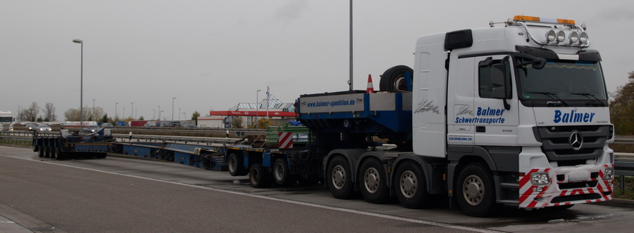 Balmer MB Actros mit Goldhofer THP Achslinien und Zwischenbett - Copyright: www.olli80.de