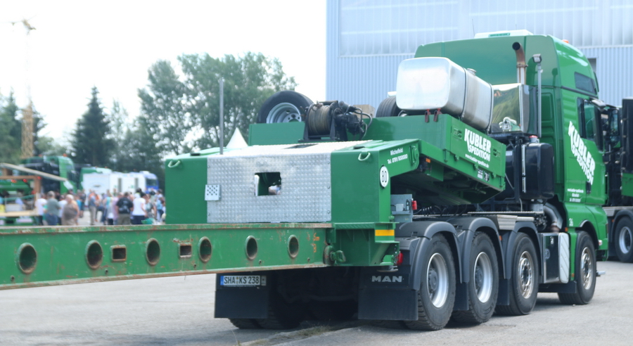 Kübler MAN TGX 41.540 mit Auflieger fü Straßenbahntransporte  - Copyright: www.olli80.de