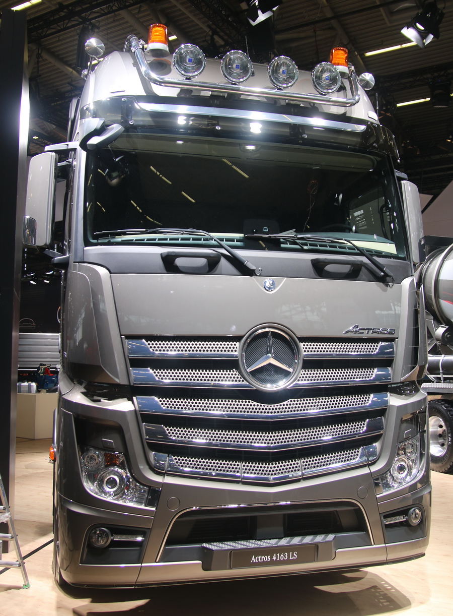 Actros 4163 LS SLT mit Andockachse - Copyright: www.olli80.de