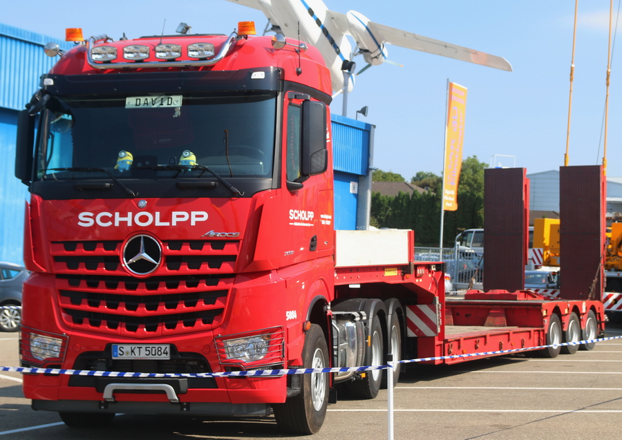 Scholpp Arocs 2858 mit Tiefbettauflieger - Copyright: www.olli80.de