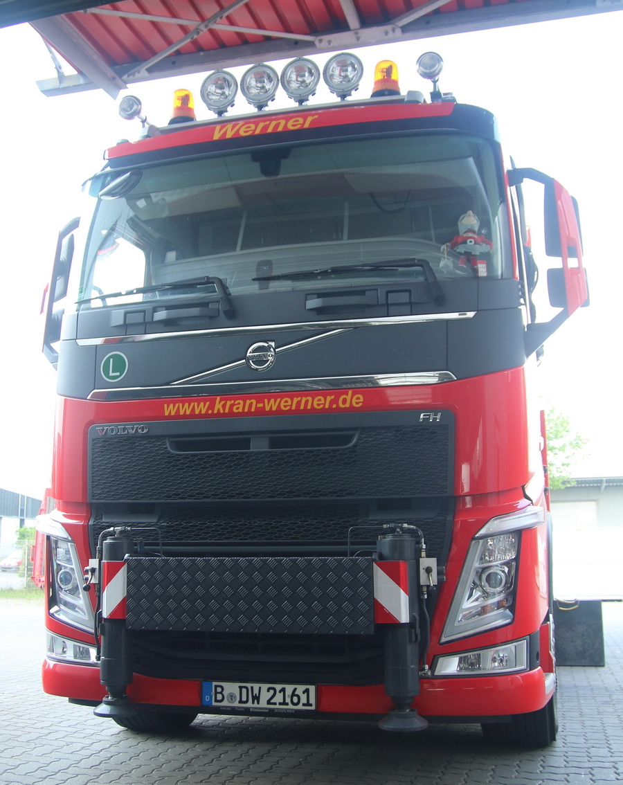 Montage und Kranservice Werner GmbH: Volvo FH 540 mit Fassi F 820 Frontansicht  - Copyright: www.olli80.de