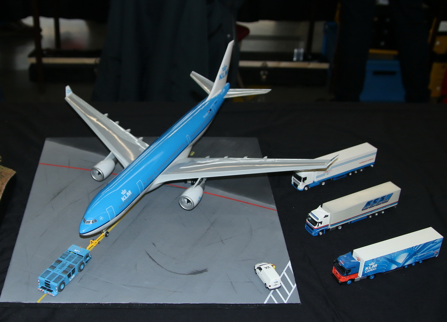 Henk van Olst - Flugzeugschlepper mit Boeing - Copyright: www.olli80.de