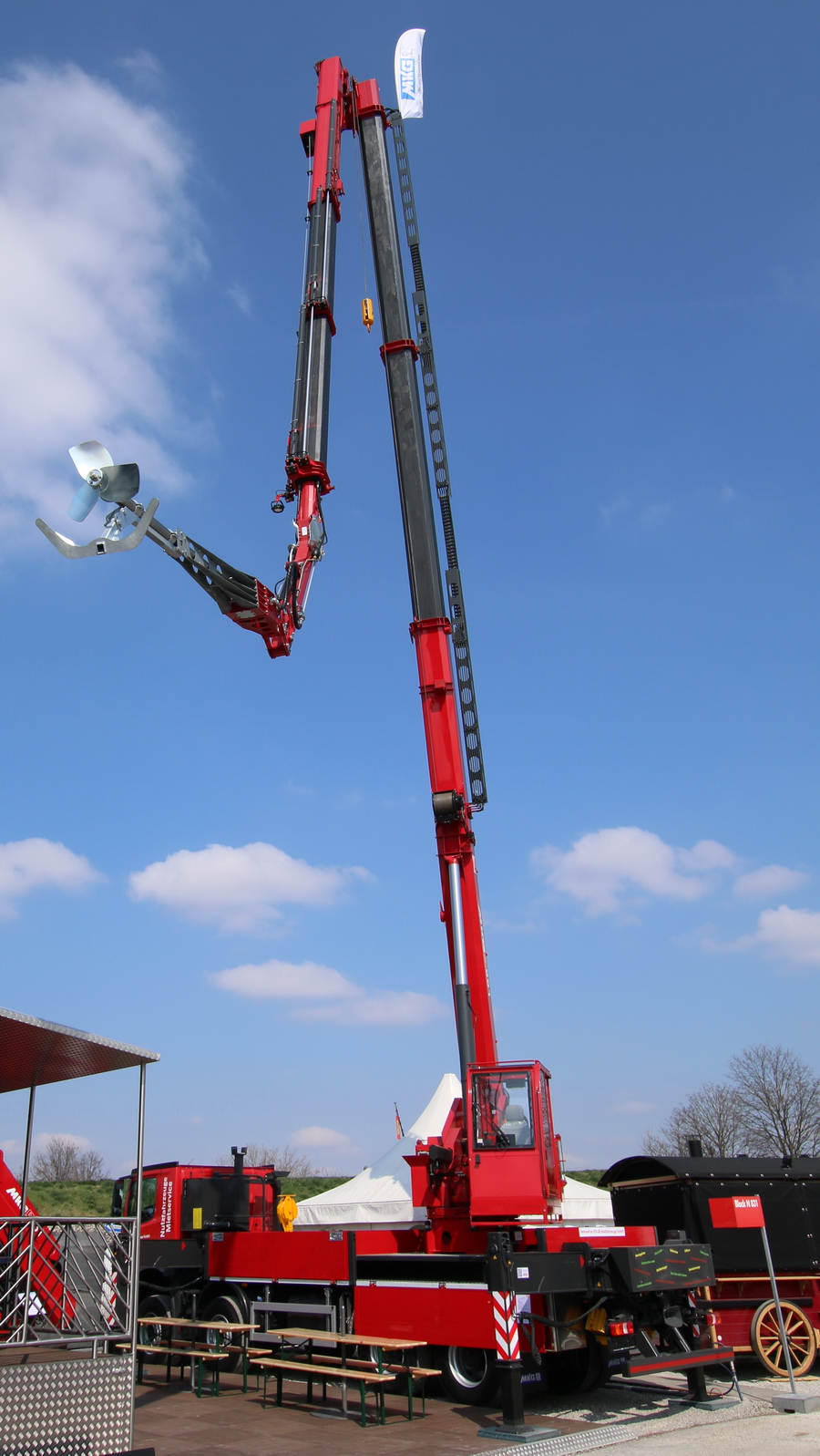 MKG HMK 991HP auf Mercedes Arocs 4143 8x4  - Copyright: www.olli80.de