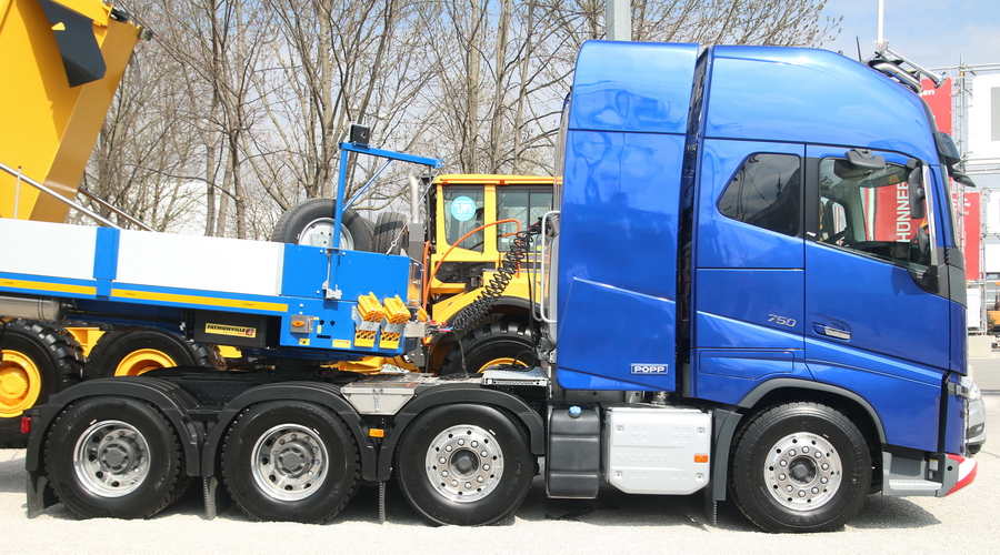 Volvo FH16 750 mit Radlader L350H - Copyright: www.olli80.de