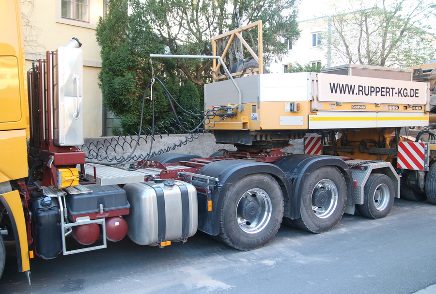 Ruppert Arocs 3363 mit Goldhofer Auflieger und Liebherr R 954 - Copyright: www.olli80.de