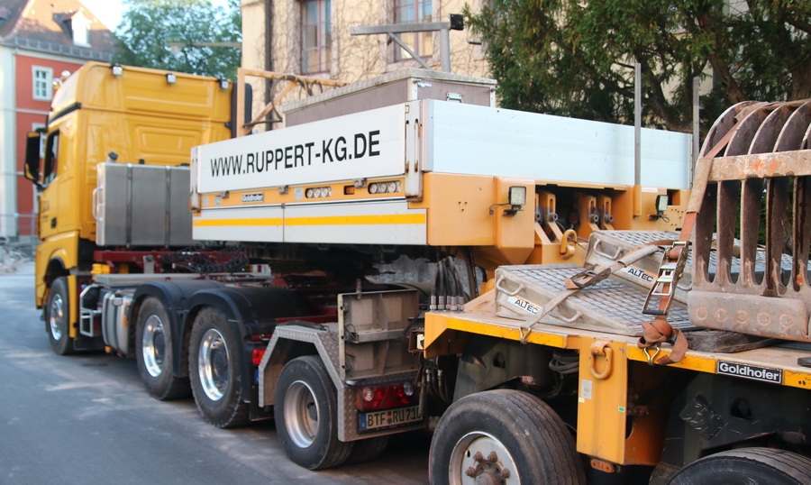 Ruppert Arocs 3363 mit Goldhofer Auflieger und Liebherr R 954 - Copyright: www.olli80.de