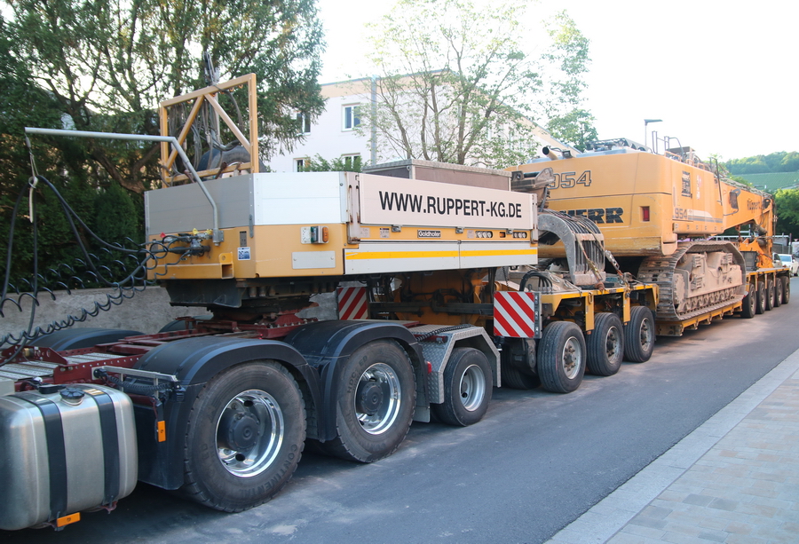 Ruppert Arocs 3363 mit Goldhofer Auflieger und Liebherr R 954 - Copyright: www.olli80.de