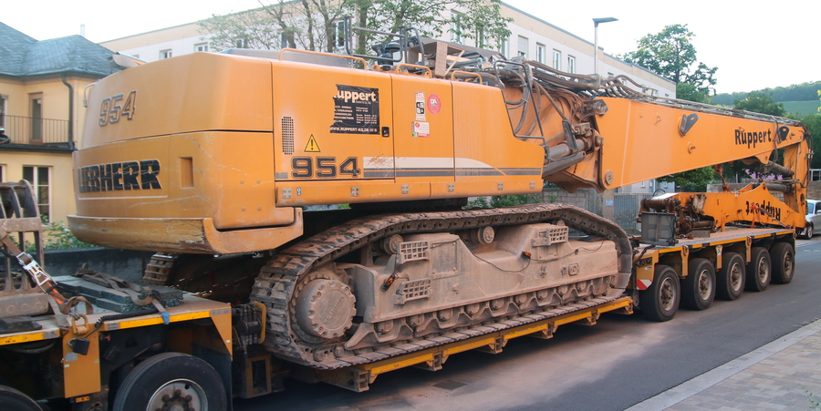 Ruppert Arocs 3363 mit Goldhofer Auflieger und Liebherr R 954 - Copyright: www.olli80.de