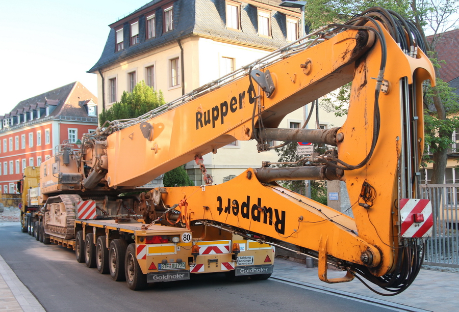 Ruppert Arocs 3363 mit Goldhofer Auflieger und Liebherr R 954 - Copyright: www.olli80.de