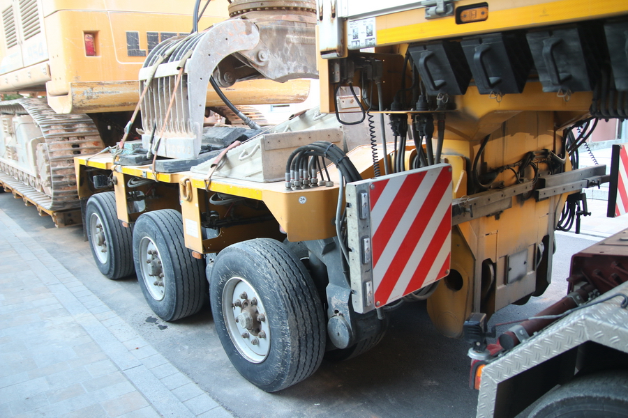 Ruppert Arocs 3363 mit Goldhofer Auflieger und Liebherr R 954 - Copyright: www.olli80.de