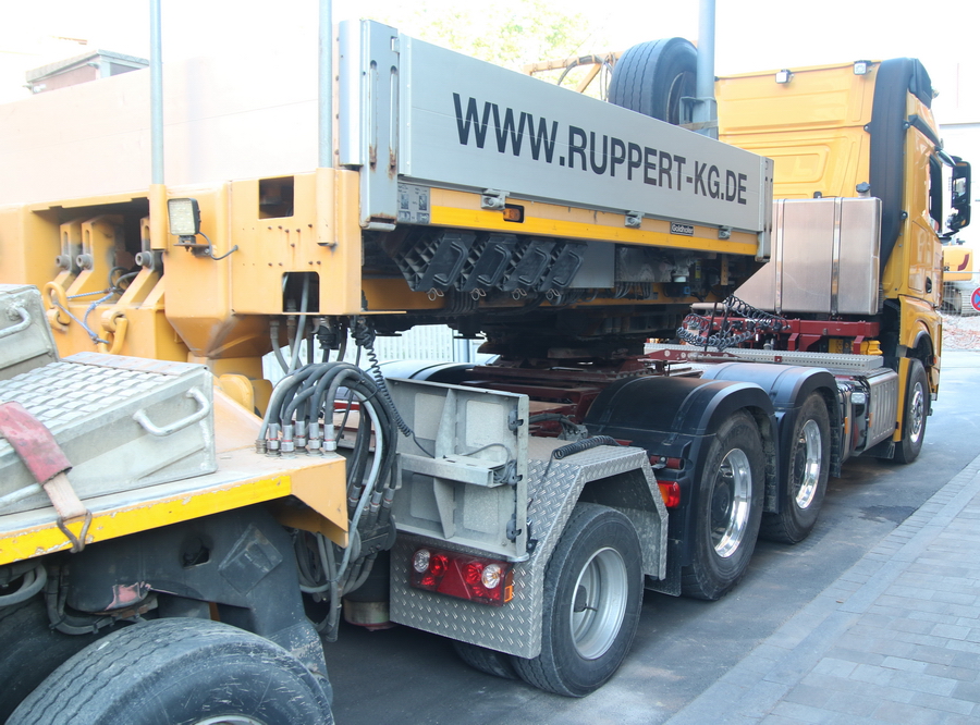 Ruppert Arocs 3363 mit Goldhofer Auflieger und Liebherr R 954 - Copyright: www.olli80.de