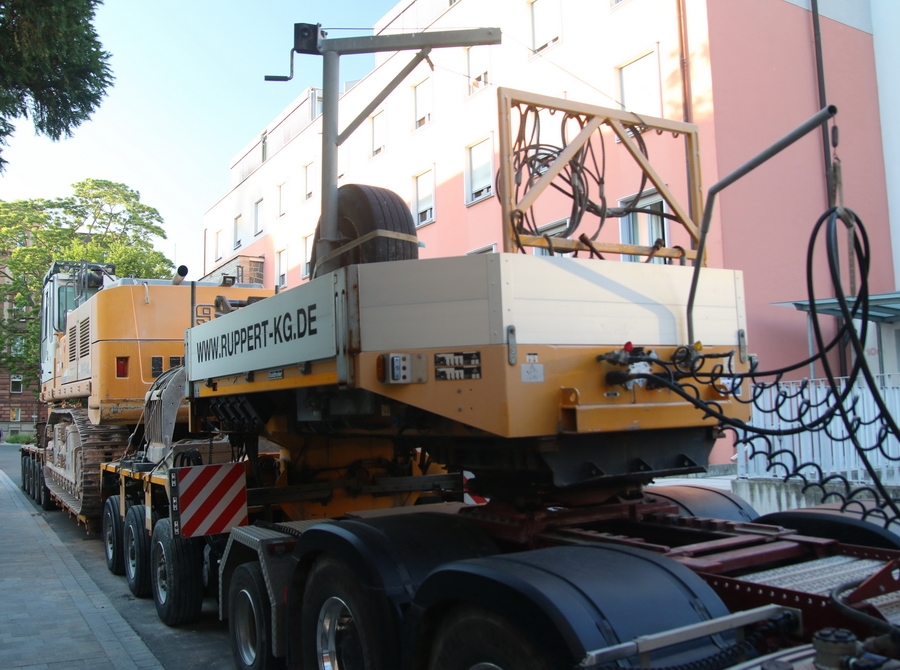Ruppert Arocs 3363 mit Goldhofer Auflieger und Liebherr R 954 - Copyright: www.olli80.de