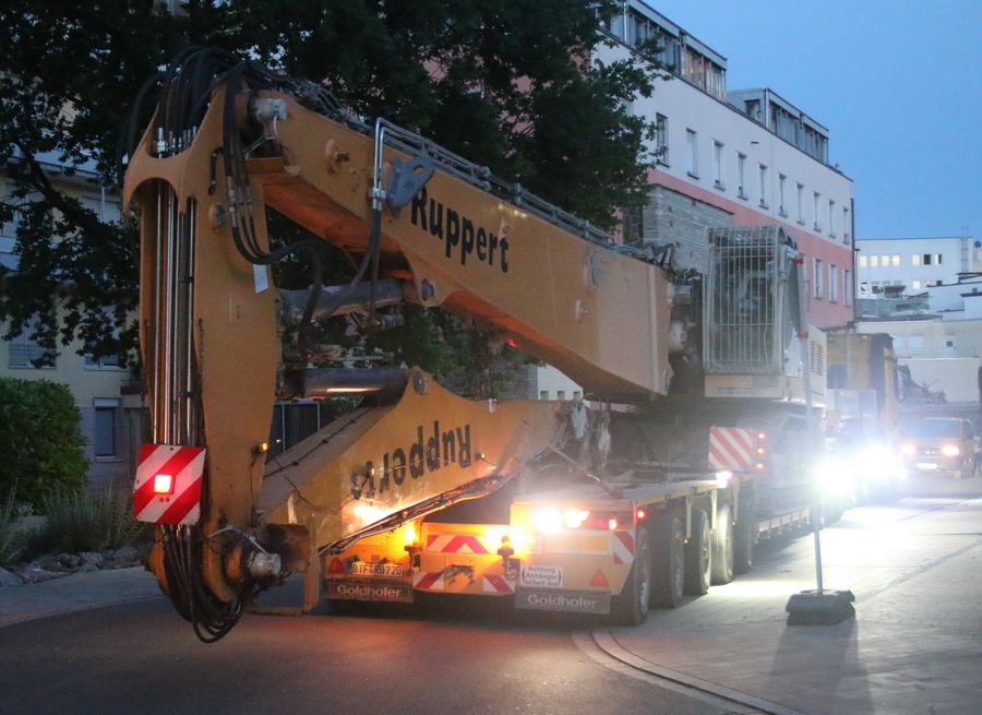 Ruppert Arocs 3363 mit Goldhofer Auflieger und Liebherr R 954 - Copyright: www.olli80.de