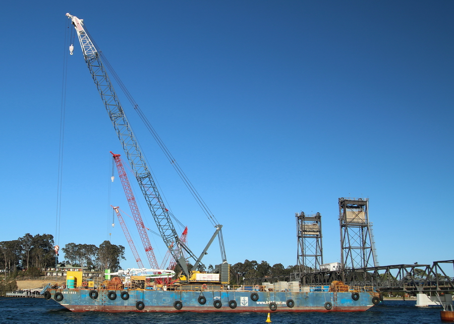 Australia Marine Services Pontons AMS 1803 mit Kobelco CKE 2500 - Copyright: www.olli80.de