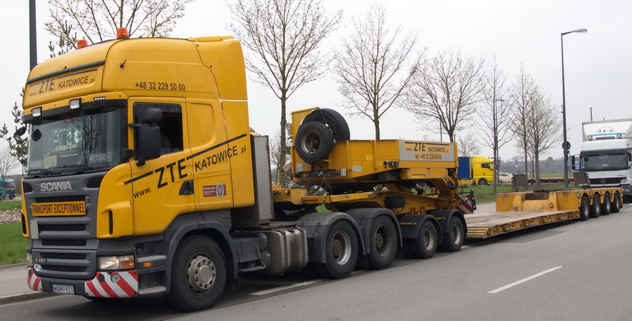 ZTE Katowice Scania mit Tiefbettauflieger - Copyright: www.olli80.de