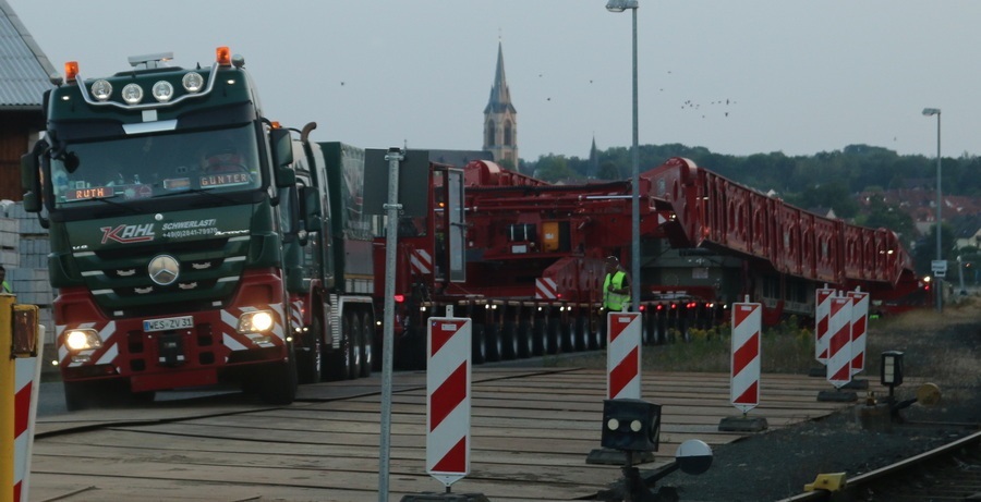 Kahl MB Actros 4165 mit Goldhofer-Greiner Kesselbrücke - Copyright: www.olli80.de