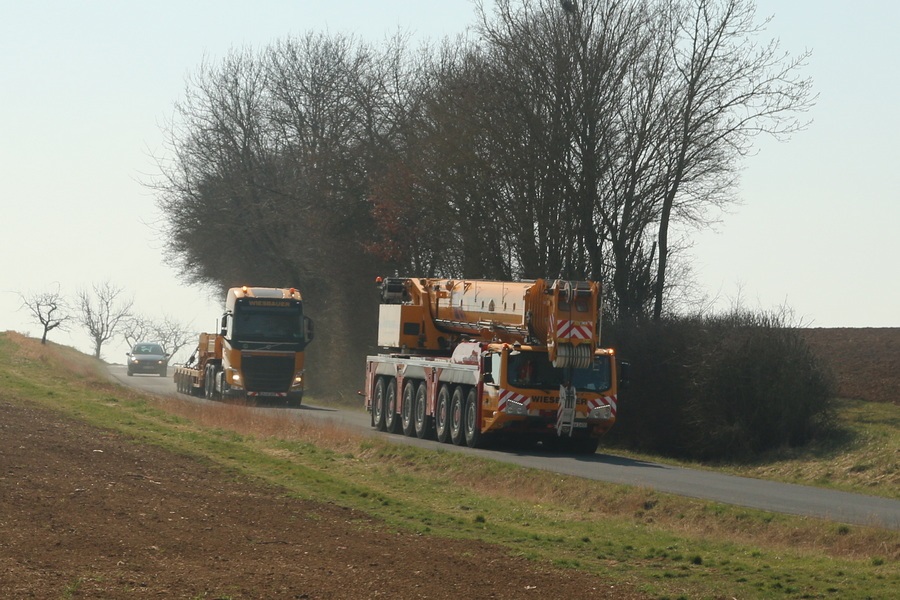 Wiesbauer Tadano AC 7.450-1  und Begleit-LKW - Copyright: www.olli80.de