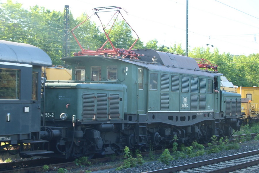 BR 194 158-2 mit Personenzug - Copyright: www.olli80.de