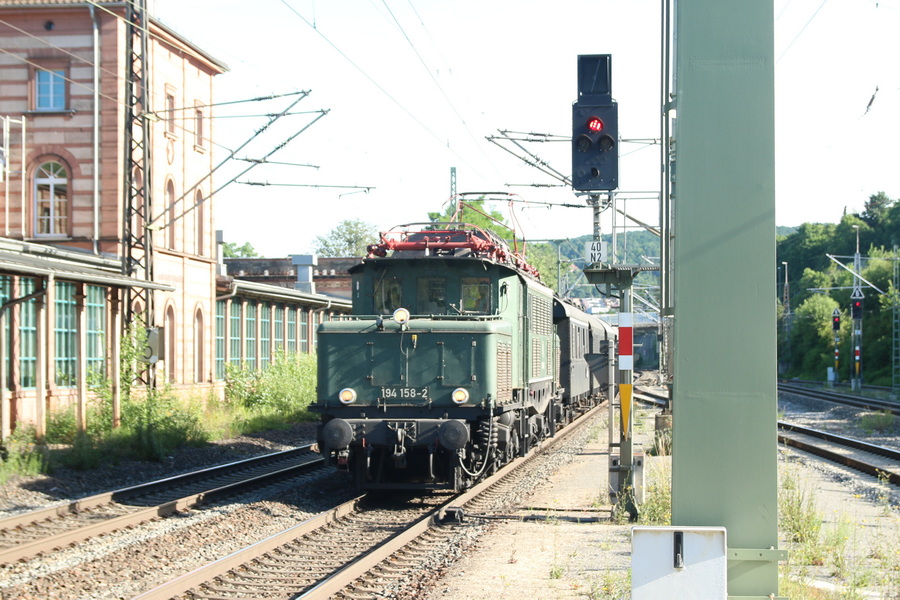 BR 194 158-2 mit Personenzug - Copyright: www.olli80.de