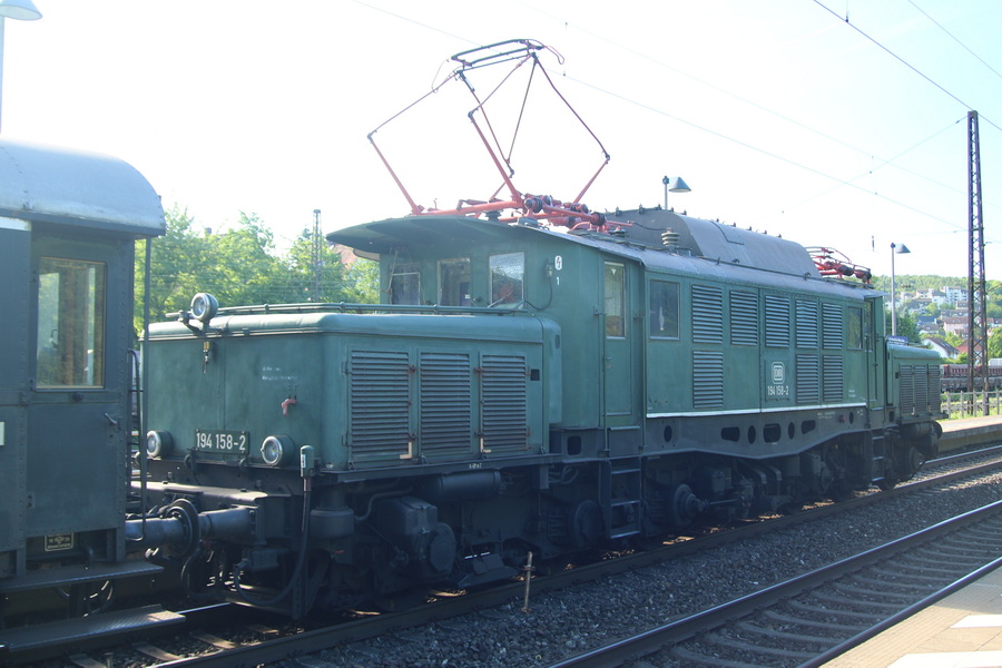 BR 194 158-2 mit Personenzug - Copyright: www.olli80.de