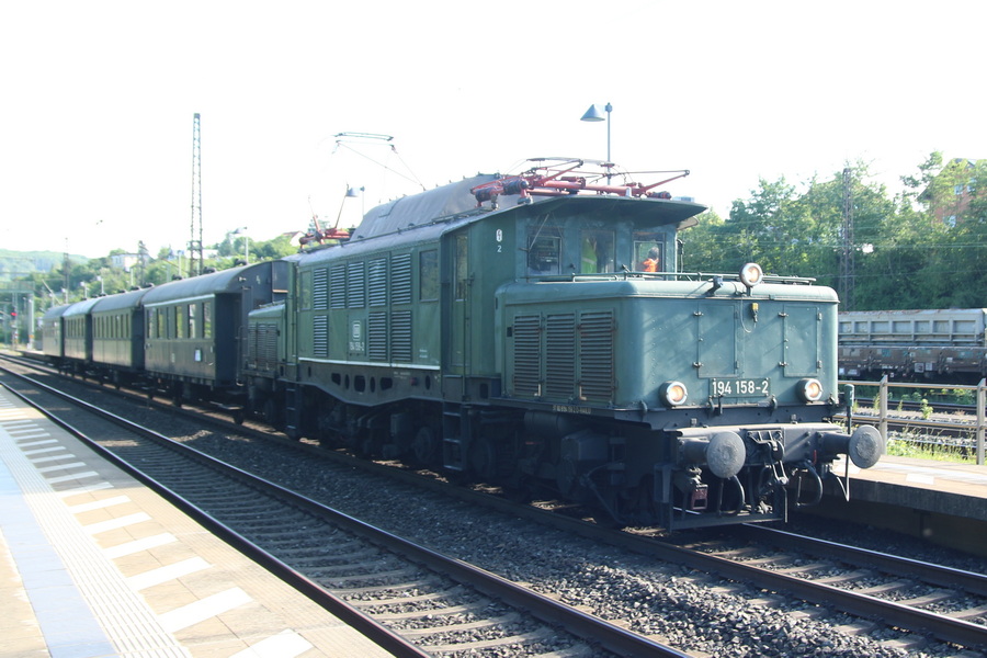 BR 194 158-2 mit Personenzug - Copyright: www.olli80.de