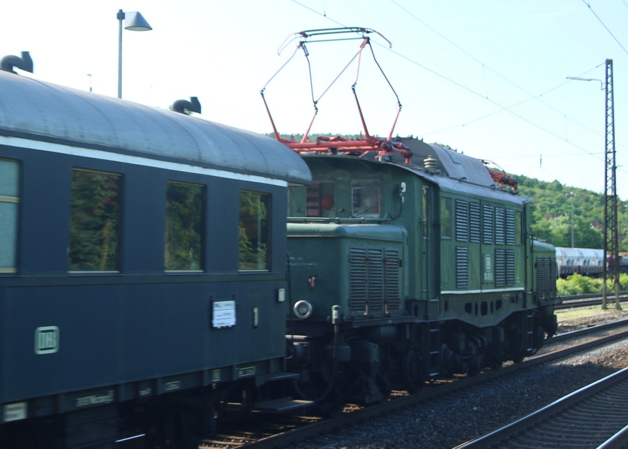 BR 194 158-2 mit Personenzug - Copyright: www.olli80.de