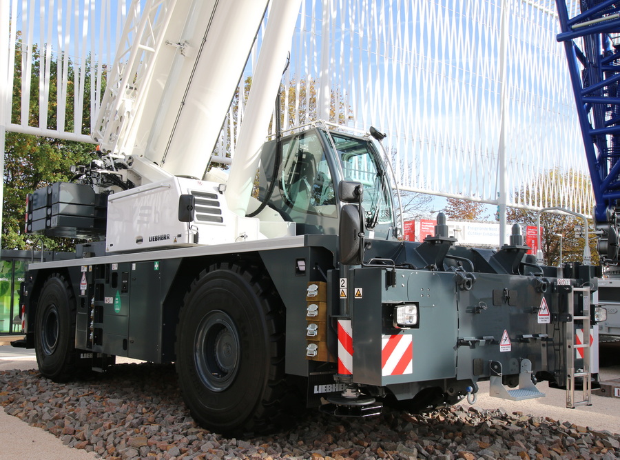 Bauma 2022 - Liebherr LRT 1130-2.1 Frontansicht Beifahrerseite - Copyright: www.olli80.de