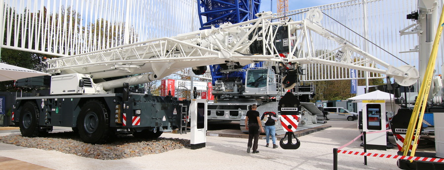 Bauma 2022 - Liebherr LRT 1130-2.1 Teleskopmast und Gitterverlängerung - Copyright: www.olli80.de