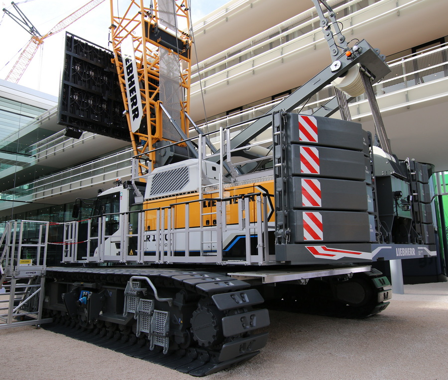 Bauma 2022 - Liebherr LR 1130.1 Fahrerseite - Copyright: www.olli80.de