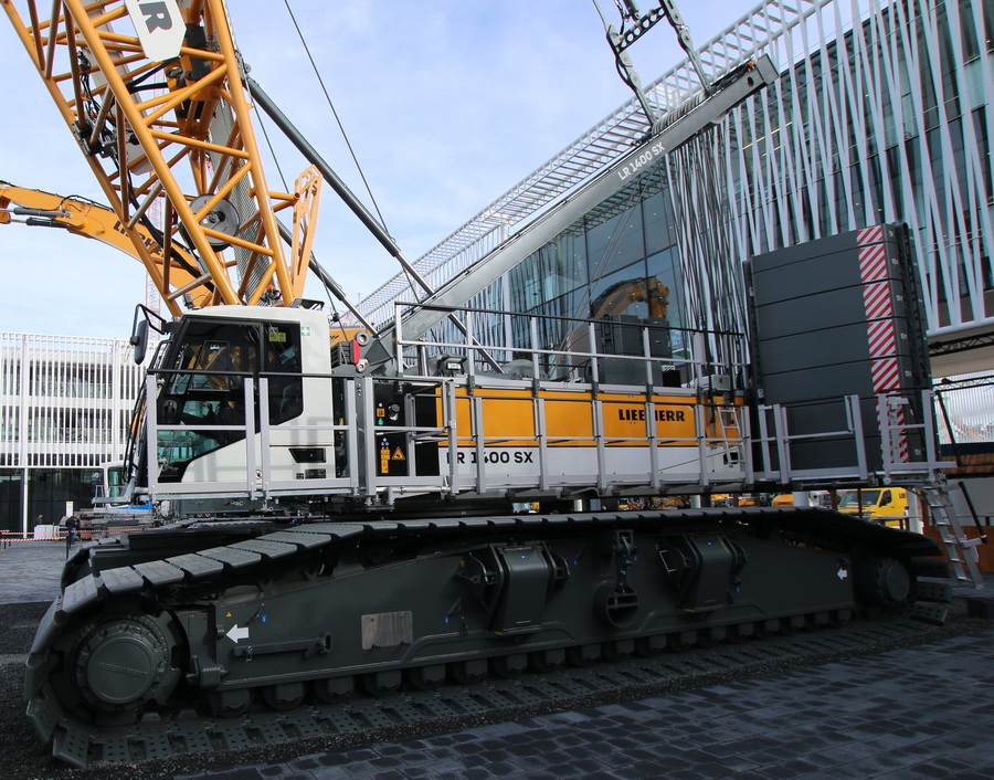 Bauma 2022 - Liebherr LR 1400SX Seitenansicht - Copyright: www.olli80.de