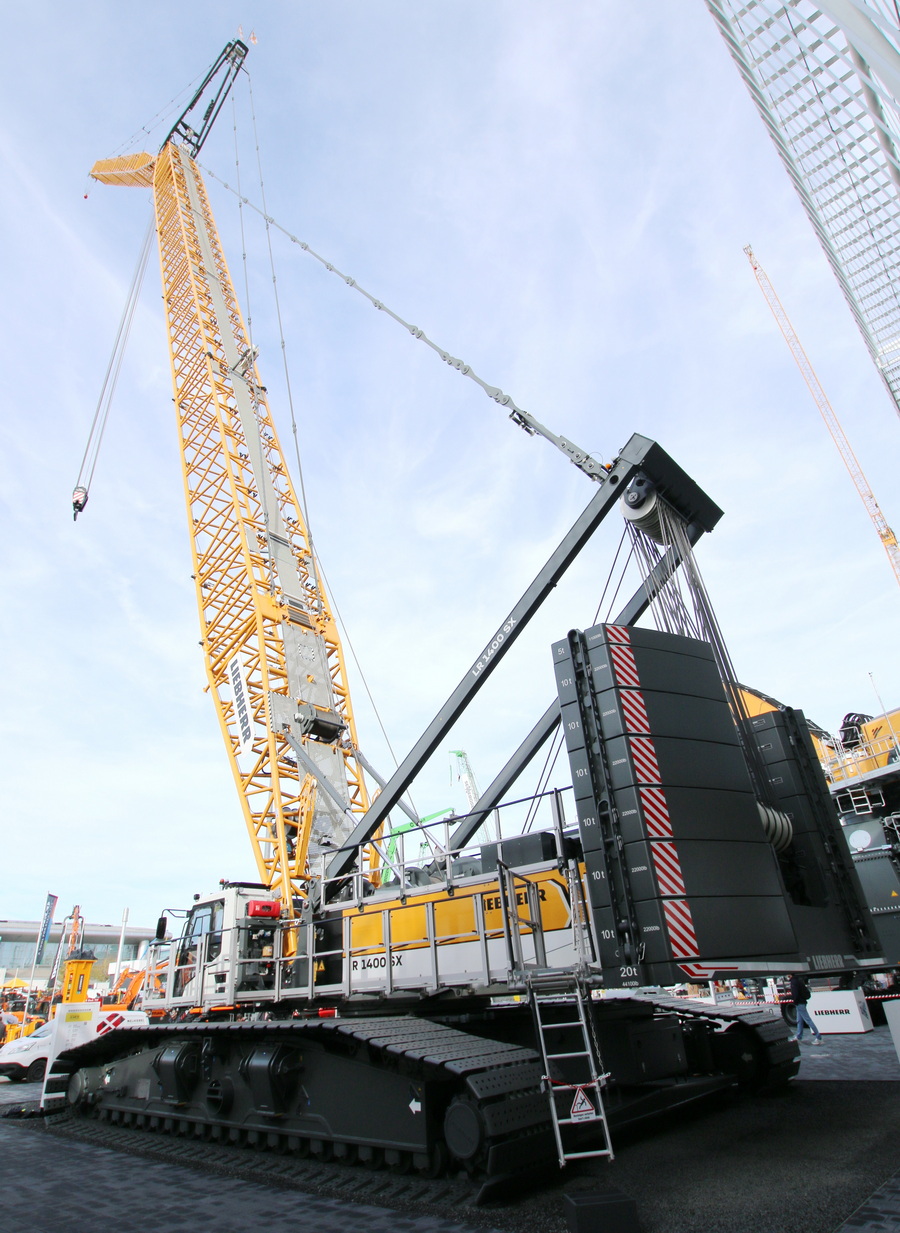 Bauma 2022 - Liebherr LR 1400SX Gesamtansicht - Copyright: www.olli80.de