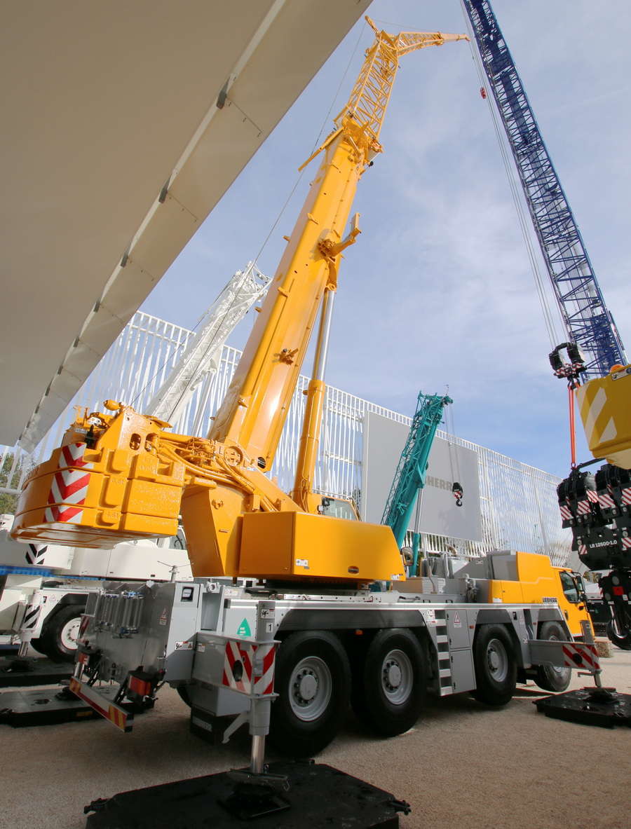 Bauma 2022 - Liebherr LTM 1120-4.1 Al Faris Gesamtansicht heckseitig - Copyright: www.olli80.de