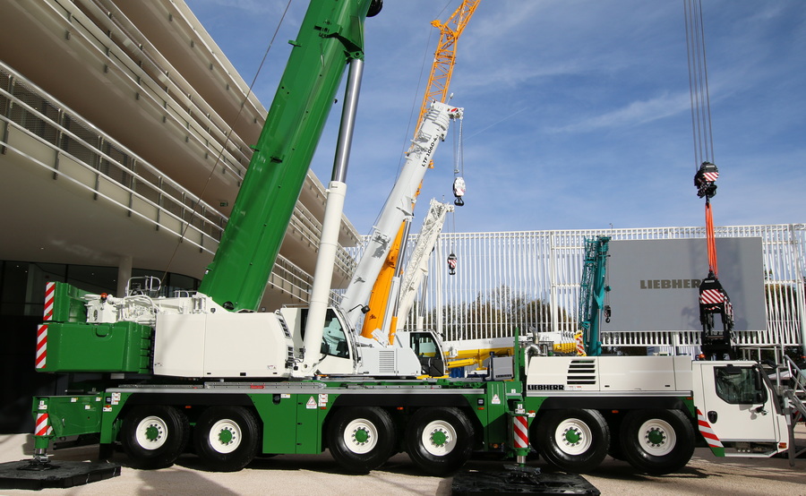 Bauma 2022 - Liebherr LTM 1300-6.3 BMS Unterwagen - Copyright: www.olli80.de