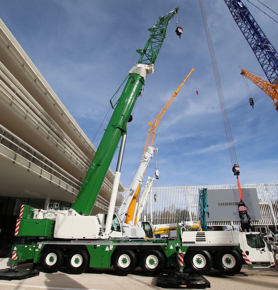 Bauma 2022 - Liebherr LTM 1300-6.3 BMS Seitenansicht - Copyright: www.olli80.de