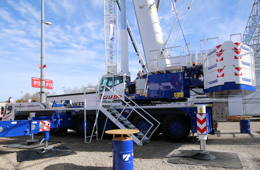 Bauma 2022 - Tadano AC 7.450-1 Aguado Unterwagen - Copyright: www.olli80.de